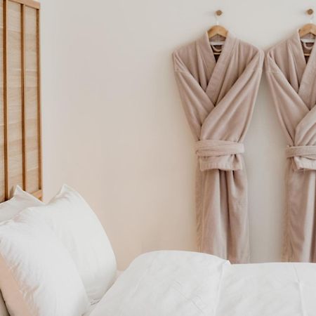 The Oak & Anchor Hotel Port Fairy Dış mekan fotoğraf Two bathrobes hanging on a wall