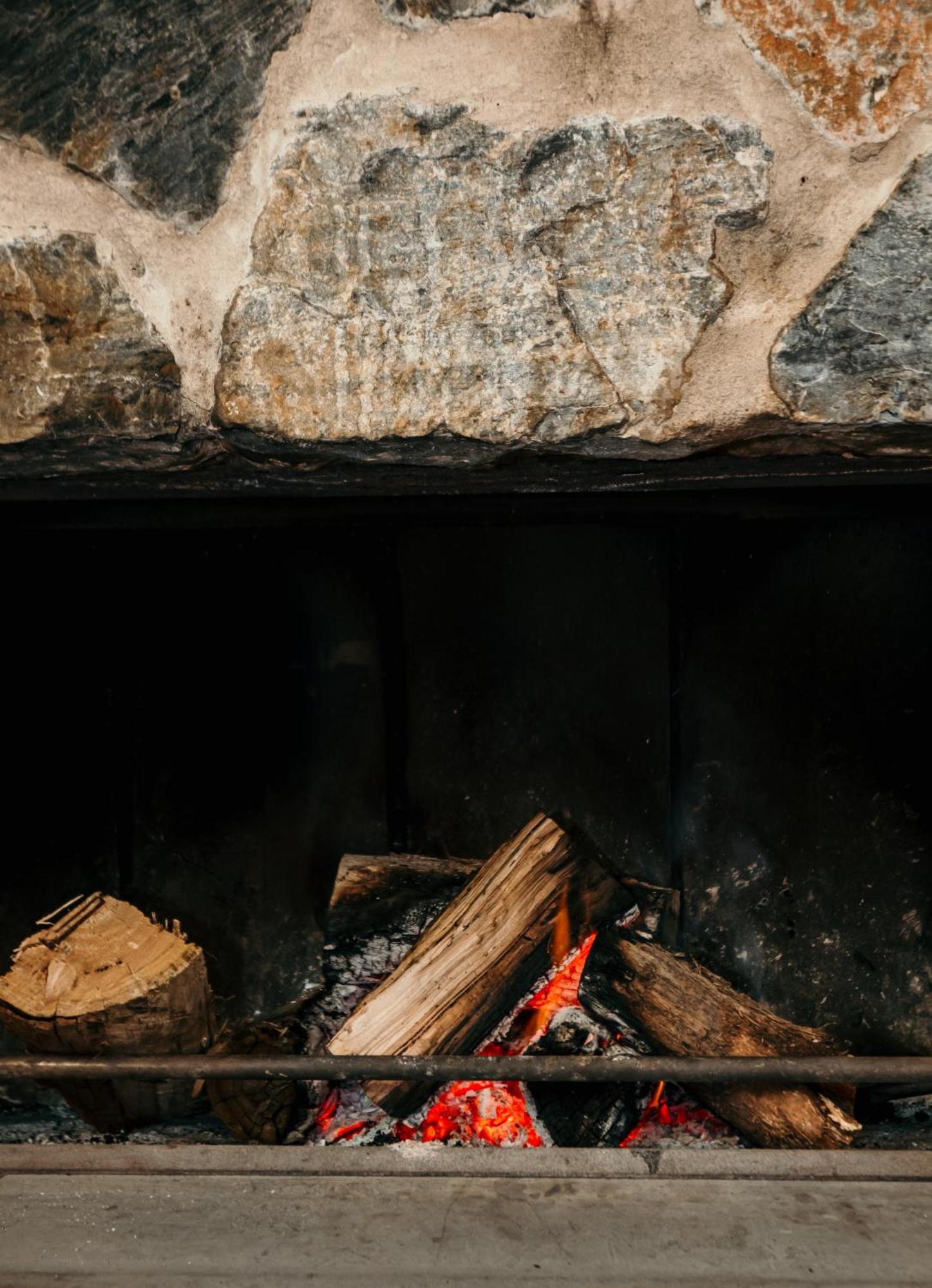 The Oak & Anchor Hotel Port Fairy Dış mekan fotoğraf The interior of a wood-burning fireplace