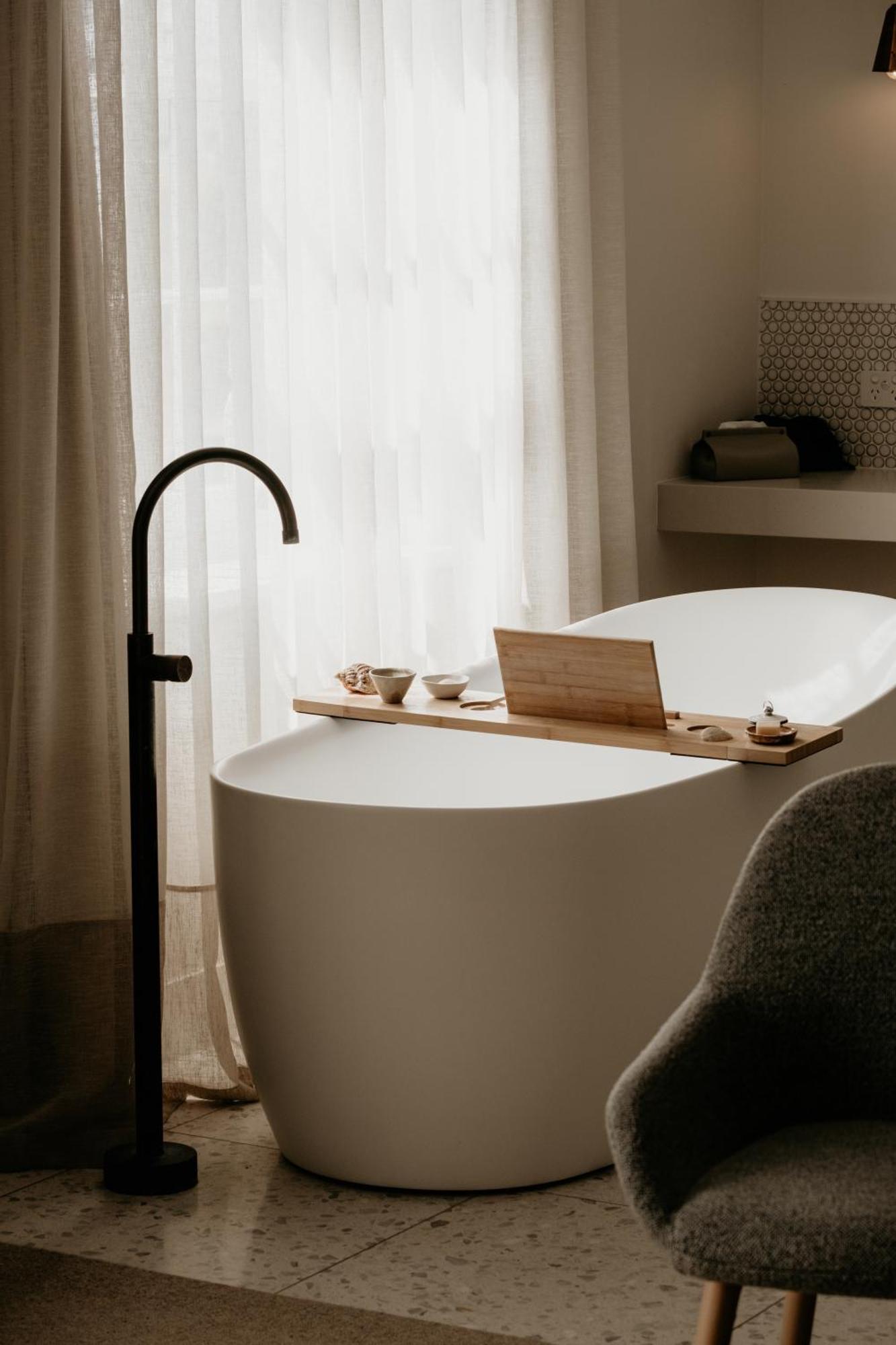 The Oak & Anchor Hotel Port Fairy Dış mekan fotoğraf A freestanding bathtub