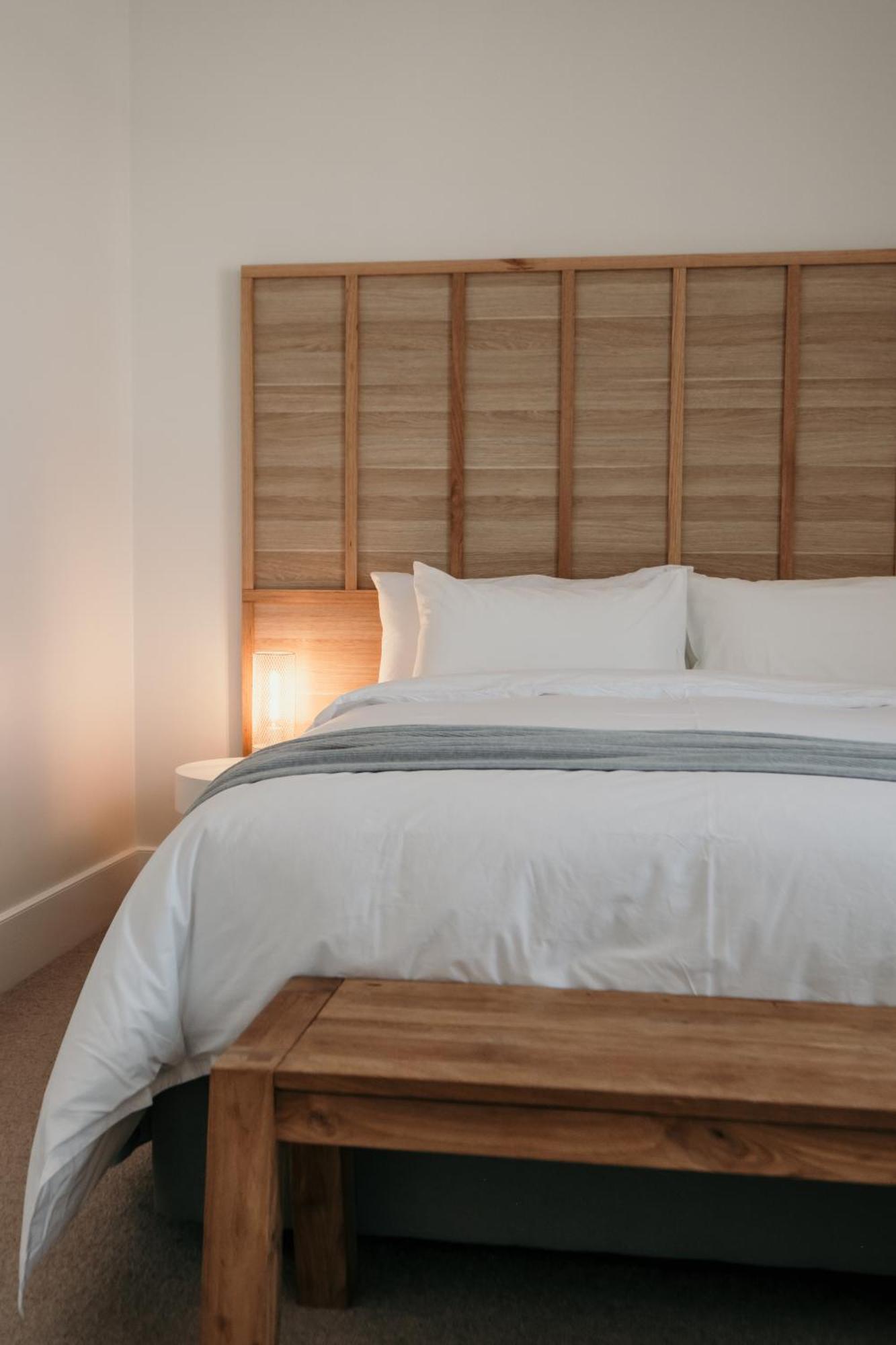 The Oak & Anchor Hotel Port Fairy Dış mekan fotoğraf A bed with a duvet