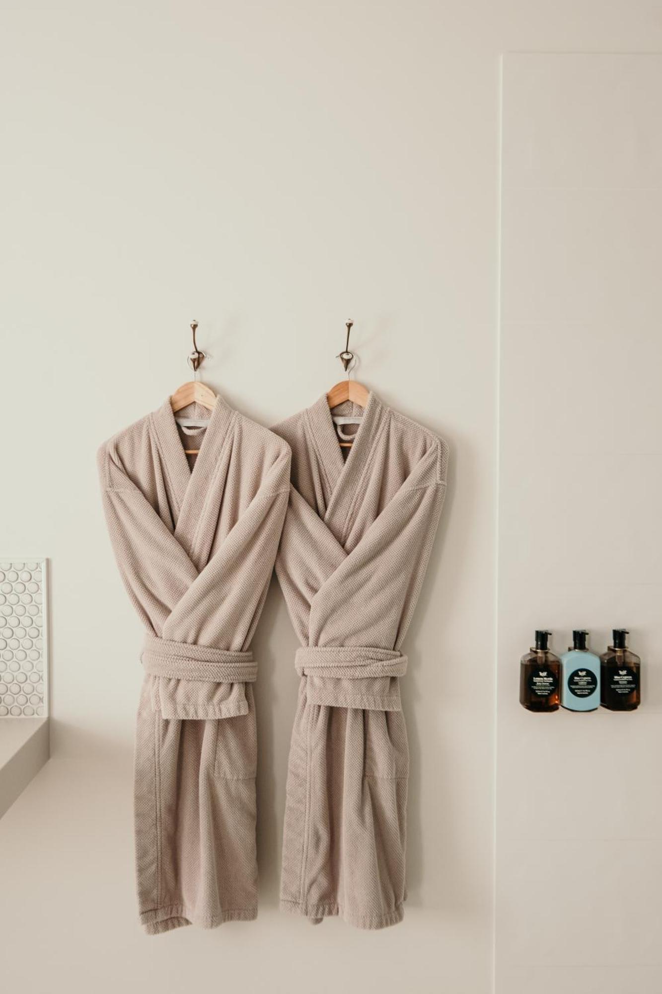 The Oak & Anchor Hotel Port Fairy Dış mekan fotoğraf Two bathrobes hanging on a wall