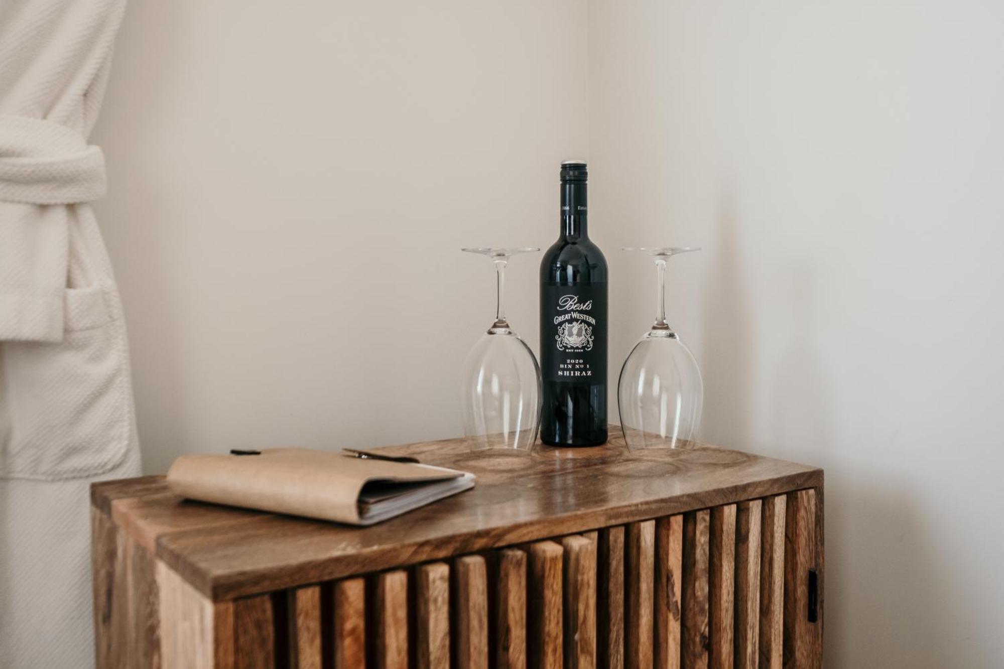 The Oak & Anchor Hotel Port Fairy Dış mekan fotoğraf A bottle of wine