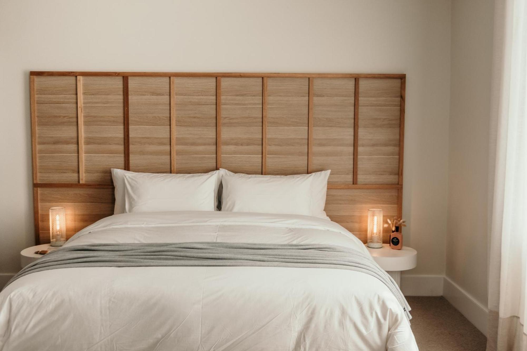 The Oak & Anchor Hotel Port Fairy Dış mekan fotoğraf A bed with a headboard