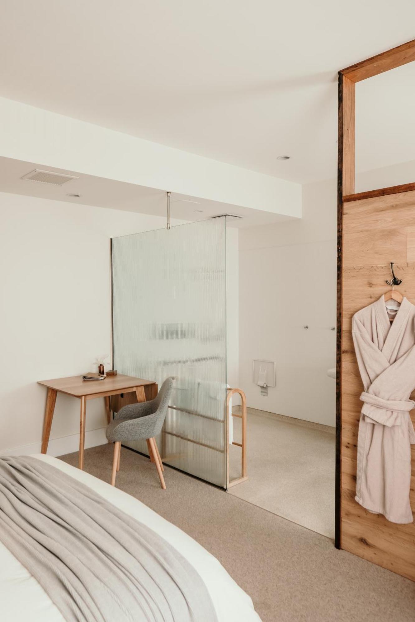 The Oak & Anchor Hotel Port Fairy Dış mekan fotoğraf A shower enclosure