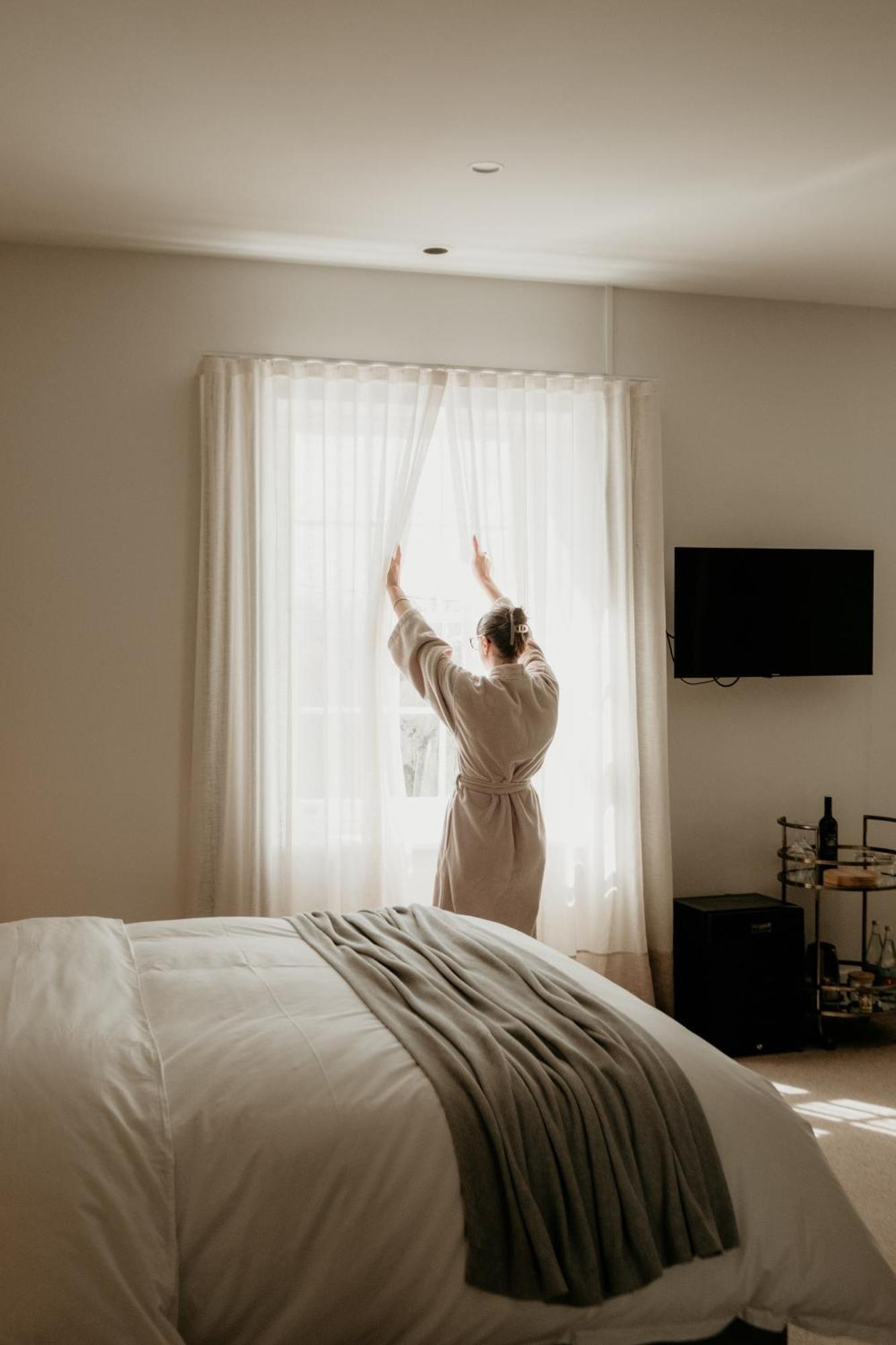 The Oak & Anchor Hotel Port Fairy Dış mekan fotoğraf A woman opening the curtains in the morning