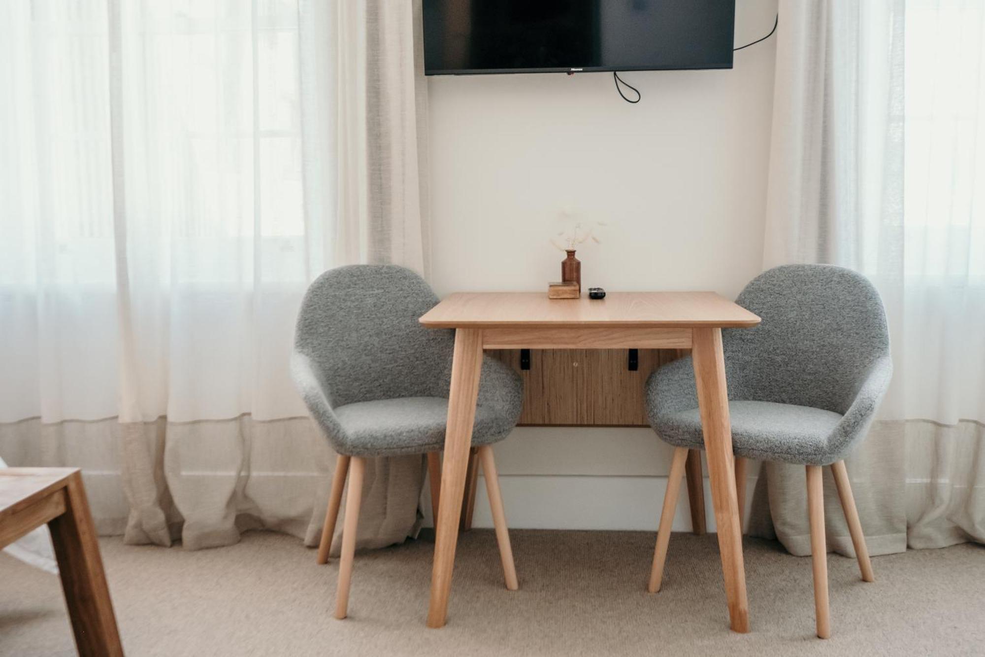 The Oak & Anchor Hotel Port Fairy Dış mekan fotoğraf A small table with two chairs