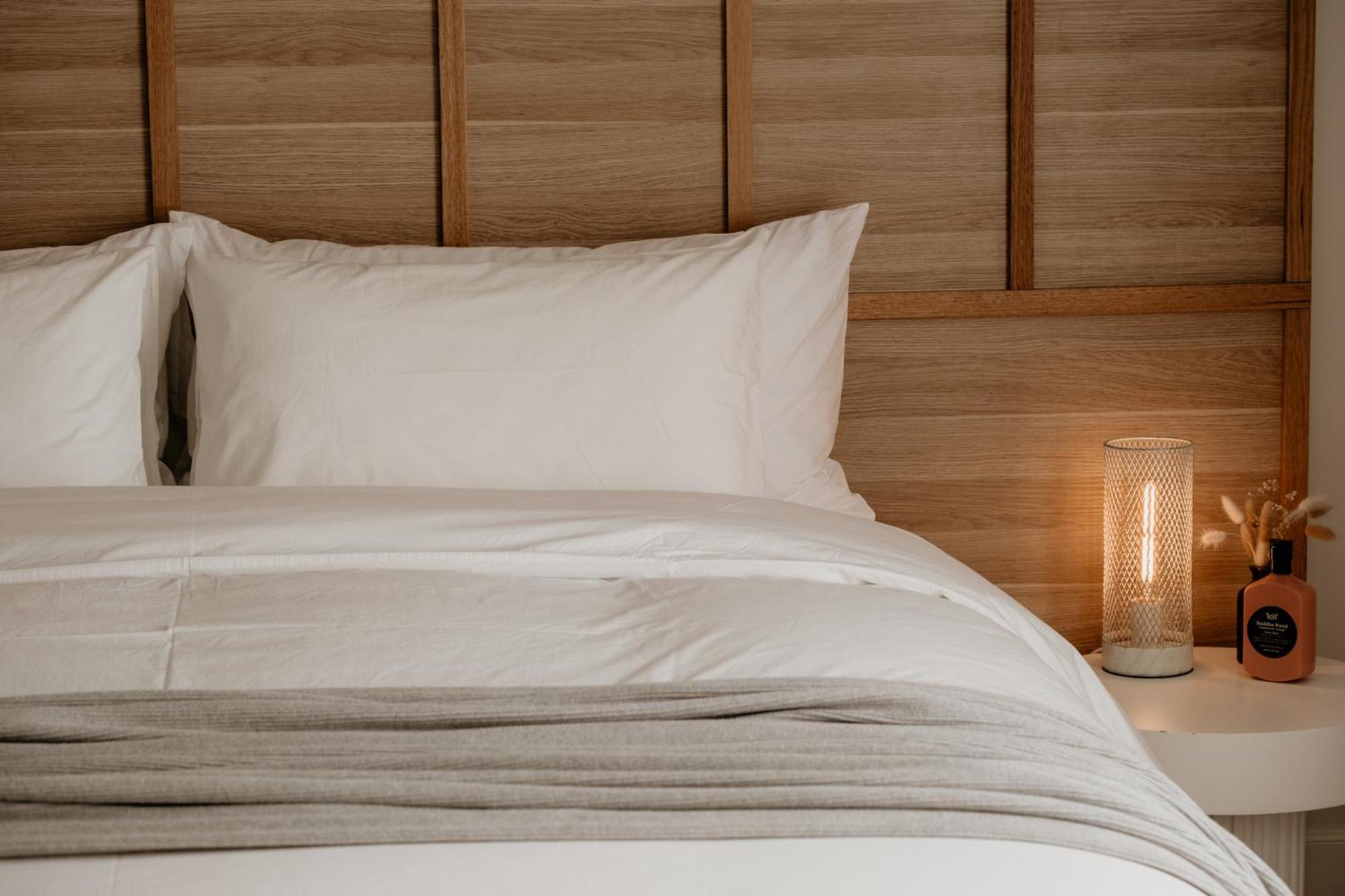 The Oak & Anchor Hotel Port Fairy Dış mekan fotoğraf A bed with a duvet