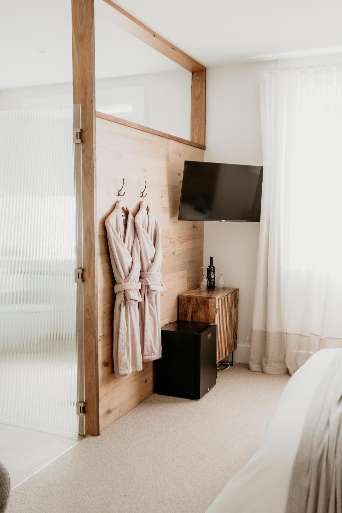 The Oak & Anchor Hotel Port Fairy Dış mekan fotoğraf A bathrobe hanging on a door
