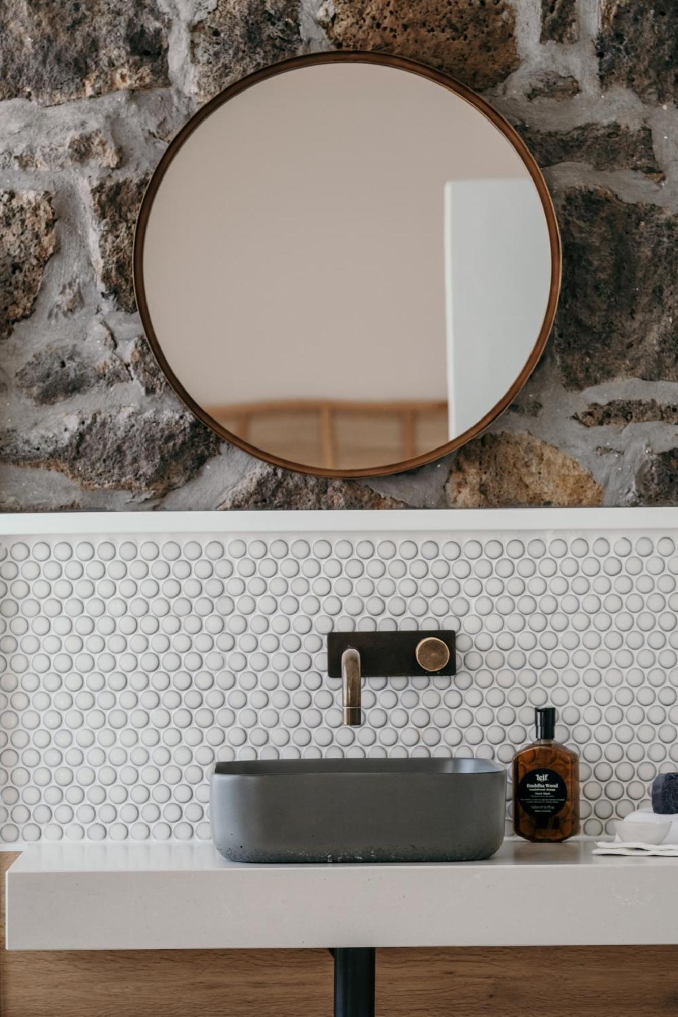 The Oak & Anchor Hotel Port Fairy Dış mekan fotoğraf A bathroom with penny round tiles