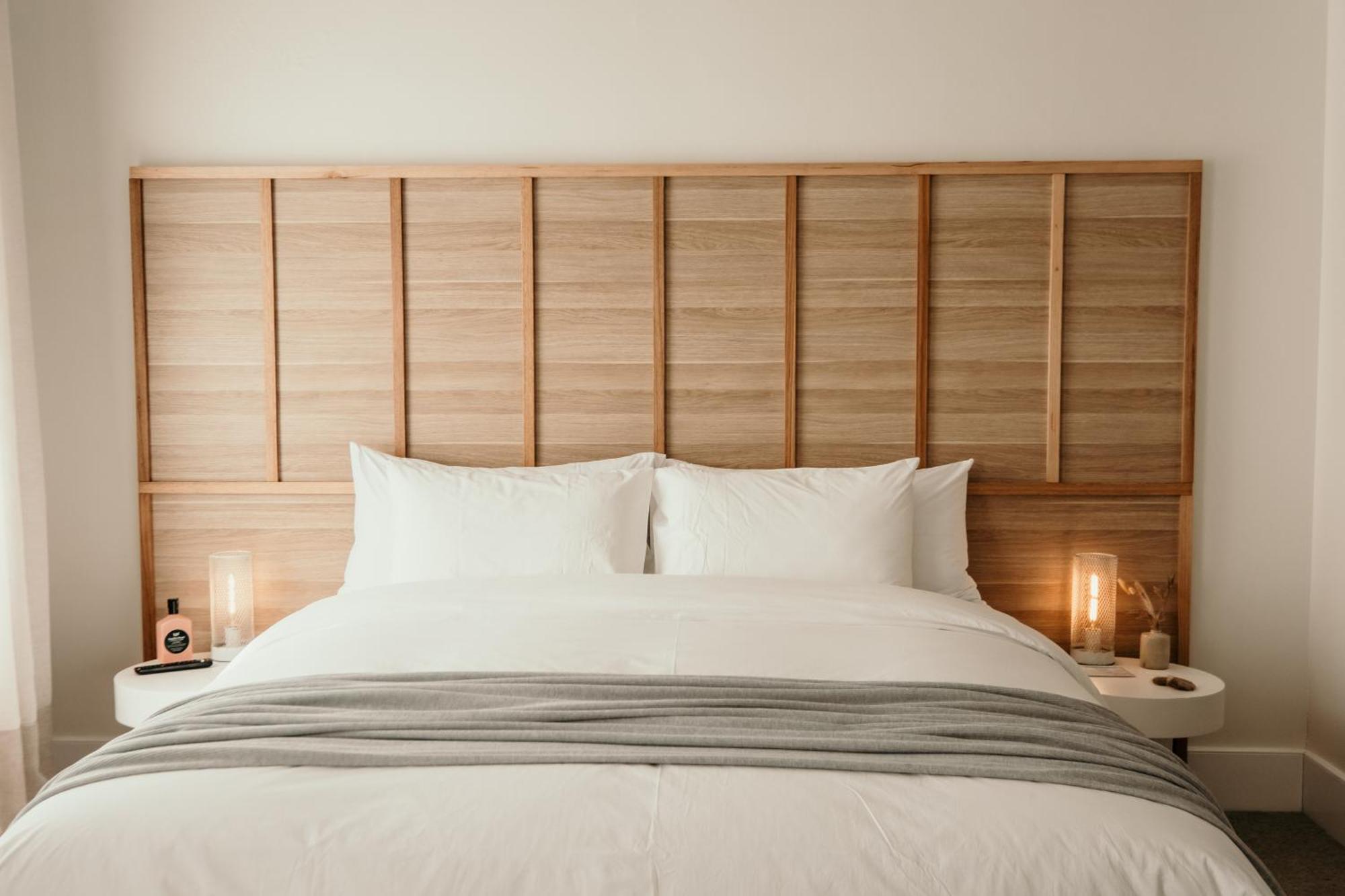 The Oak & Anchor Hotel Port Fairy Dış mekan fotoğraf A bed with a headboard