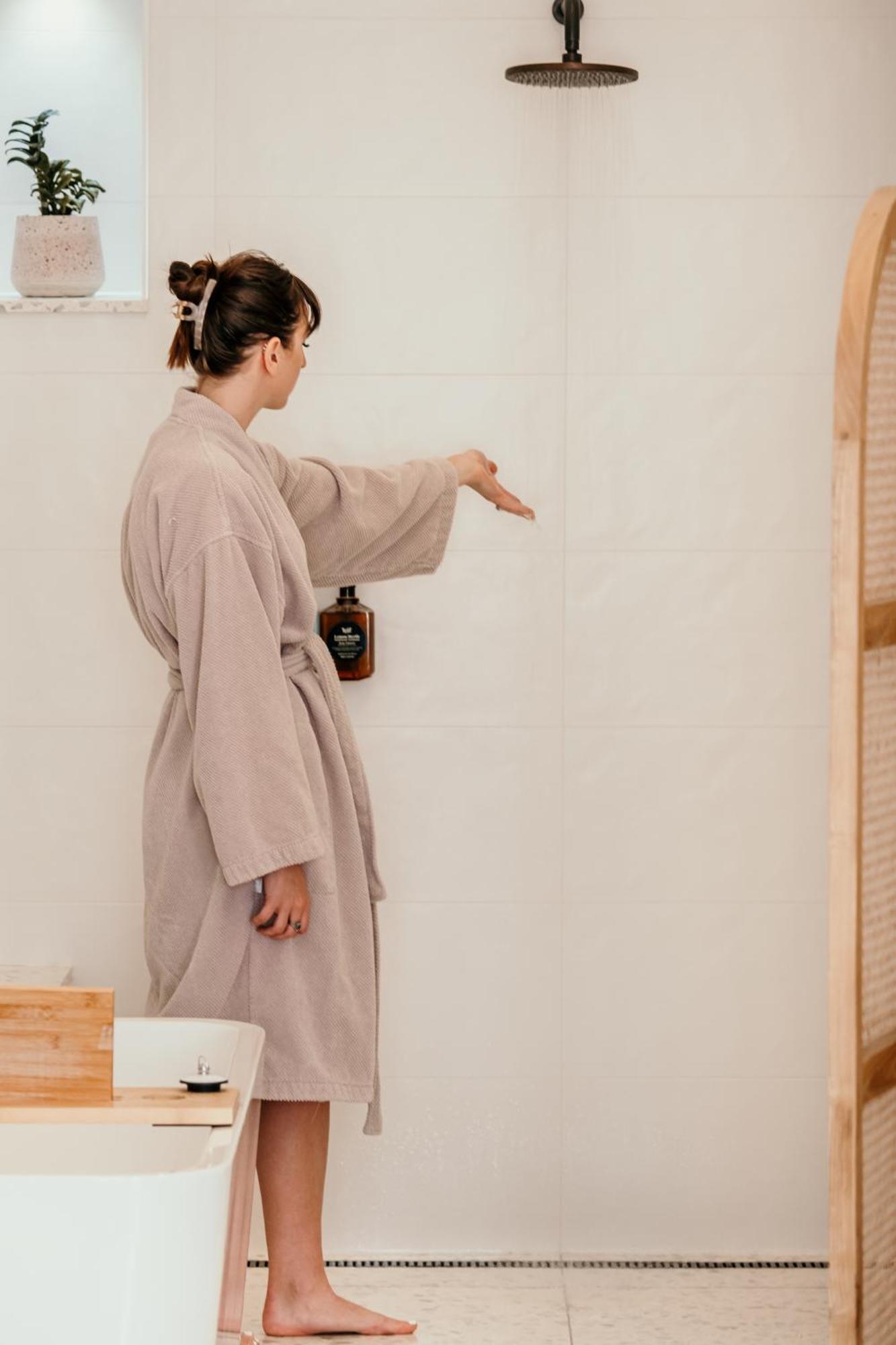 The Oak & Anchor Hotel Port Fairy Dış mekan fotoğraf A woman wearing a bathrobe