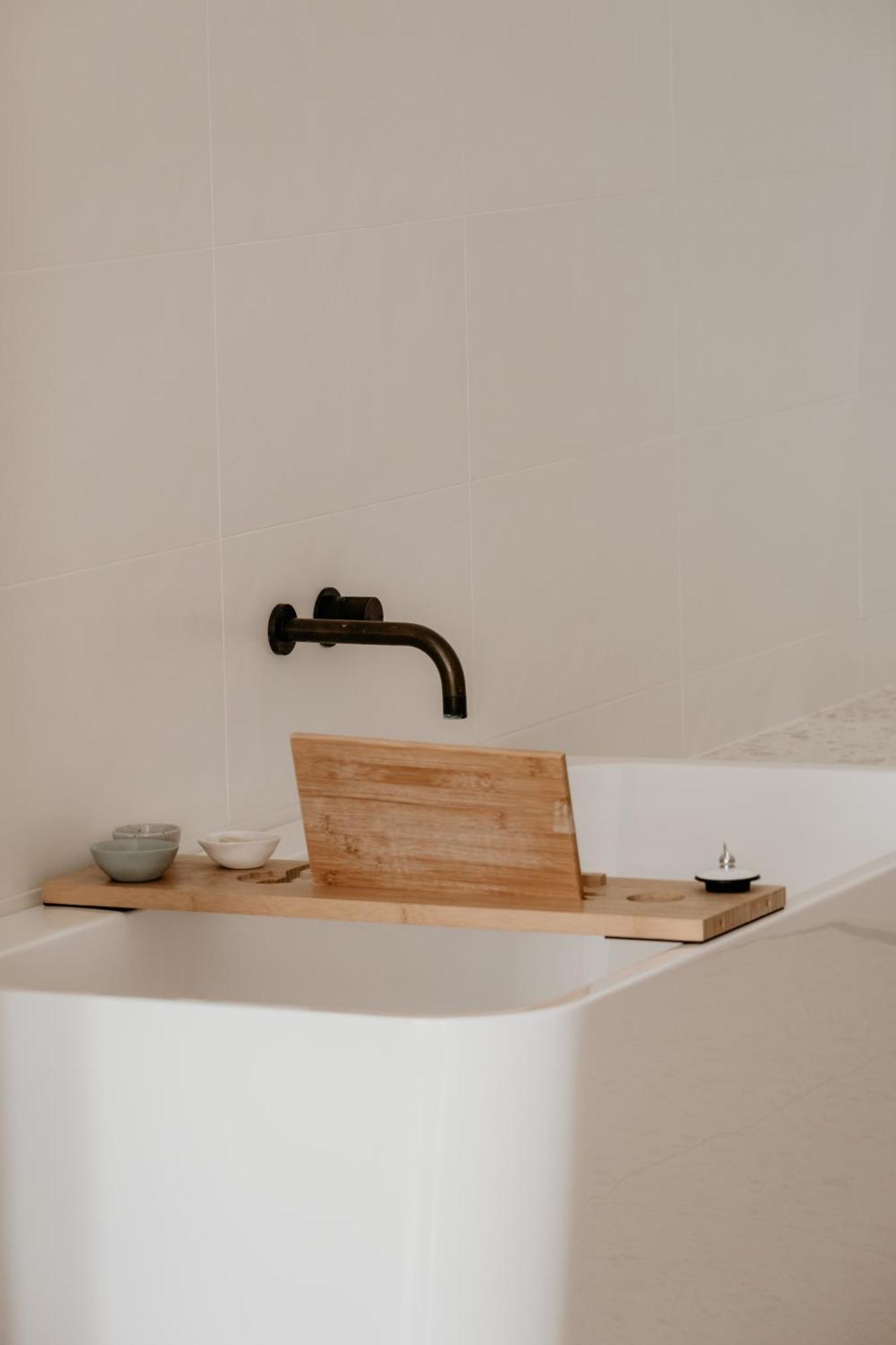 The Oak & Anchor Hotel Port Fairy Dış mekan fotoğraf A bath caddy