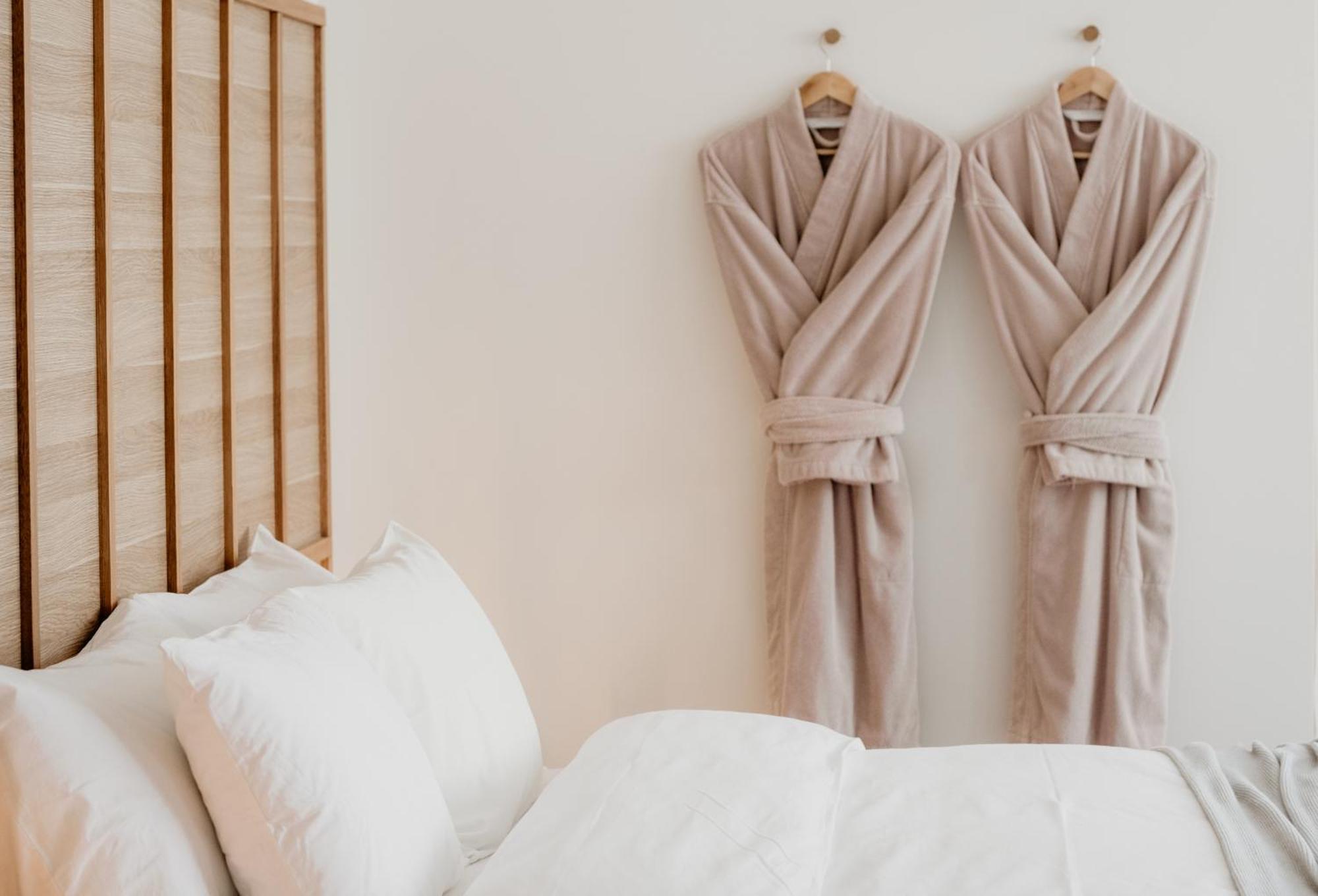 The Oak & Anchor Hotel Port Fairy Dış mekan fotoğraf Two bathrobes hanging on a wall