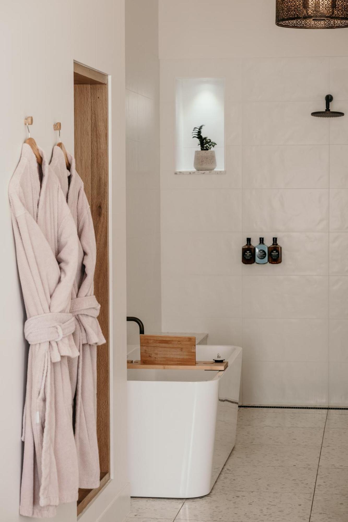 The Oak & Anchor Hotel Port Fairy Dış mekan fotoğraf A bathrobe hanging on a bathroom door