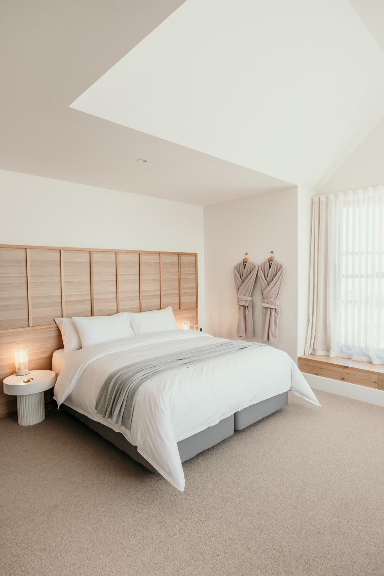 The Oak & Anchor Hotel Port Fairy Dış mekan fotoğraf A bedroom at The Old Bank Hotel