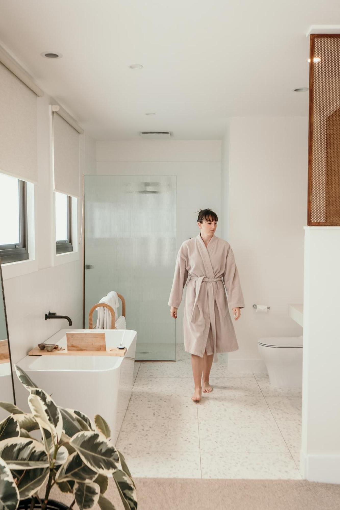 The Oak & Anchor Hotel Port Fairy Dış mekan fotoğraf A woman wearing a bathrobe