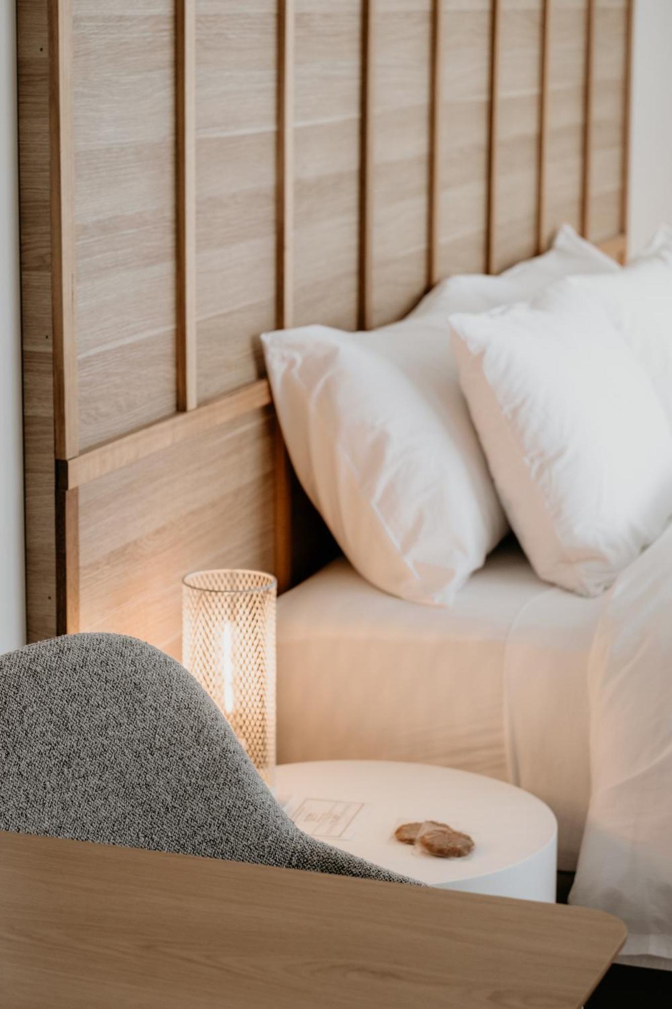The Oak & Anchor Hotel Port Fairy Dış mekan fotoğraf A bed with two pillows