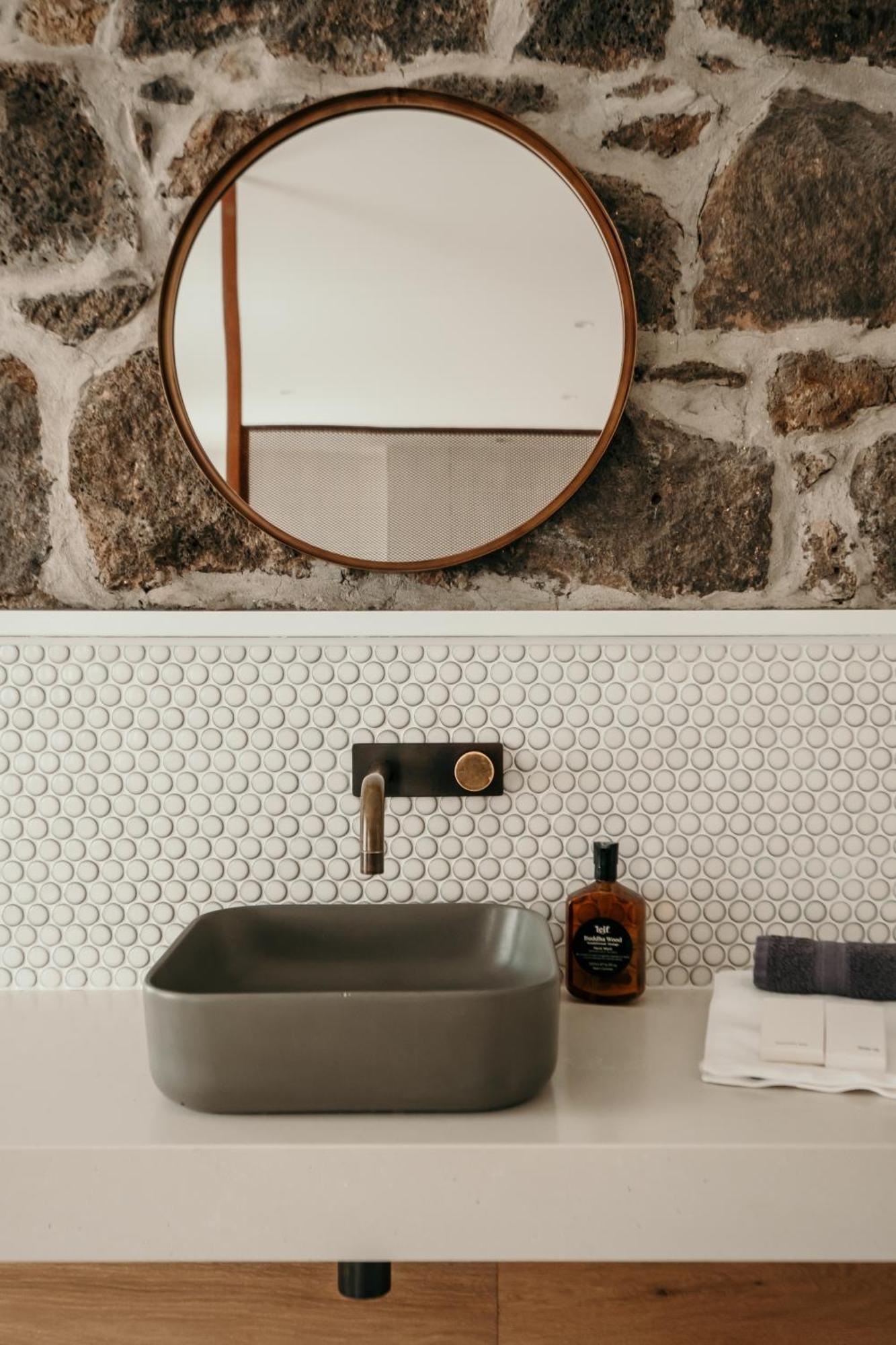 The Oak & Anchor Hotel Port Fairy Dış mekan fotoğraf Bathroom with penny round tiles
