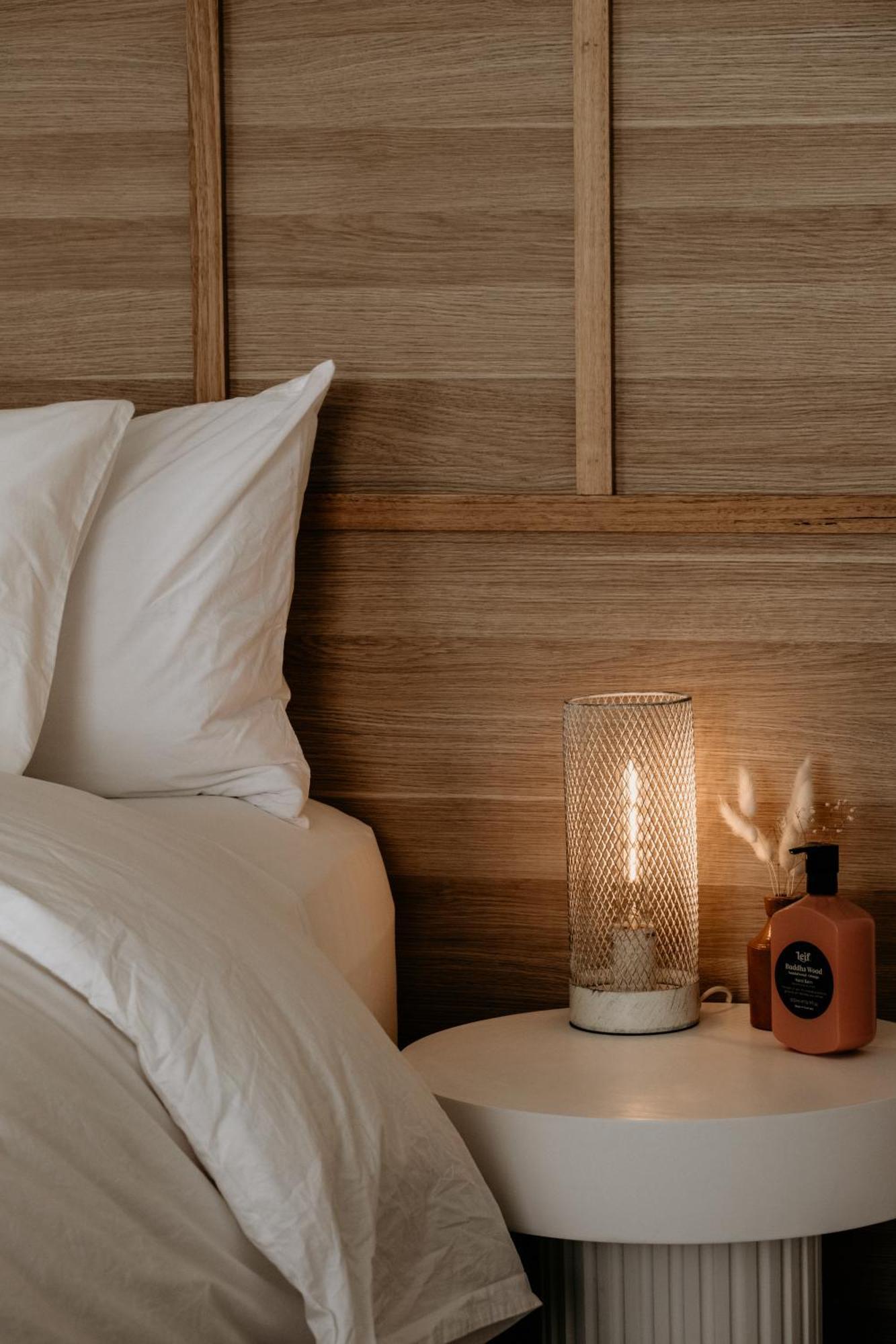 The Oak & Anchor Hotel Port Fairy Dış mekan fotoğraf A lamp on a bedside table