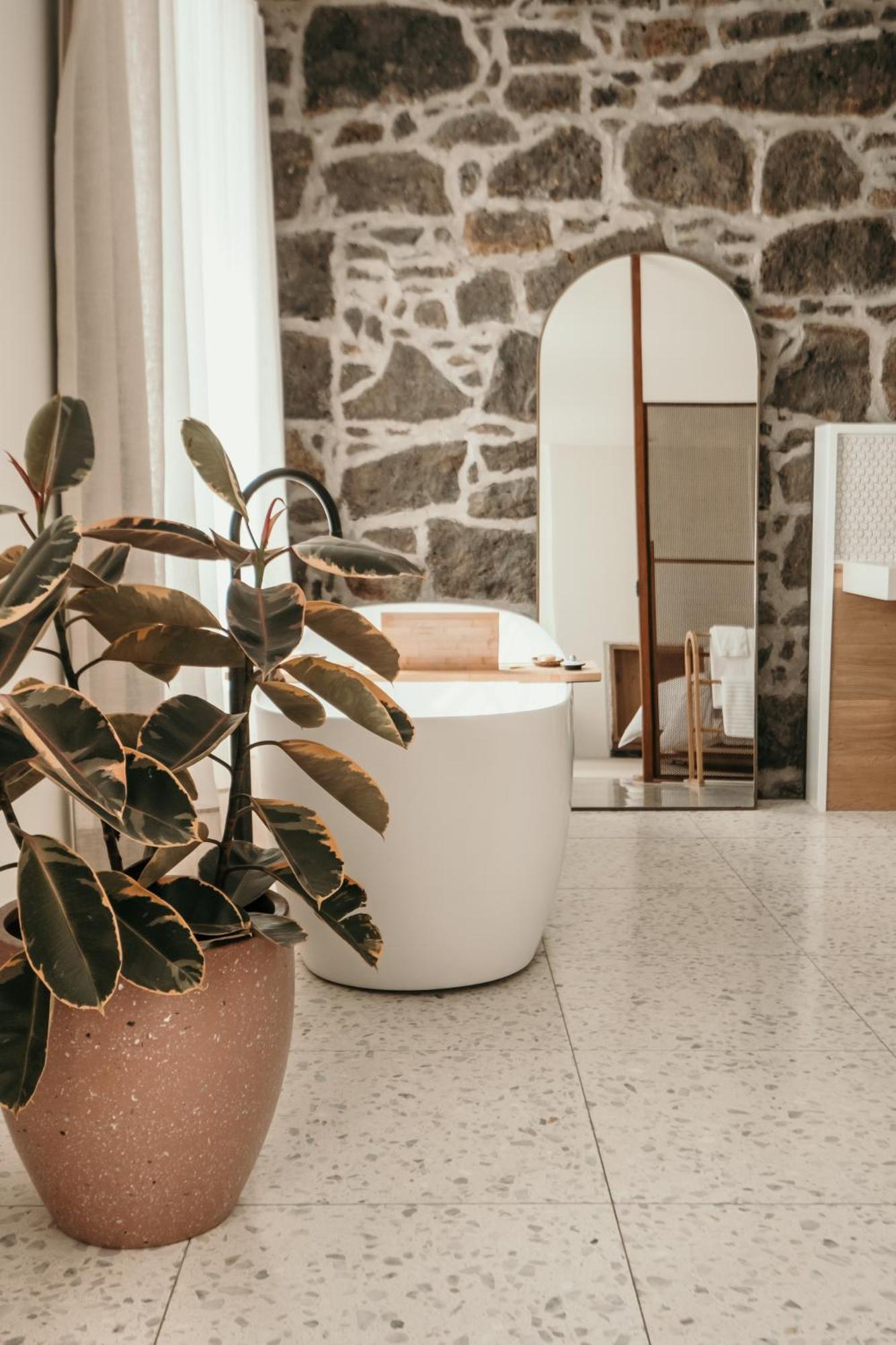 The Oak & Anchor Hotel Port Fairy Dış mekan fotoğraf Bathroom with a freestanding bathtub