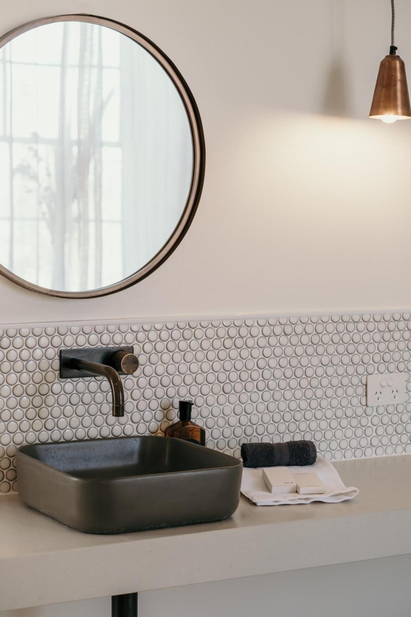 The Oak & Anchor Hotel Port Fairy Dış mekan fotoğraf A bathroom with penny round tiles
