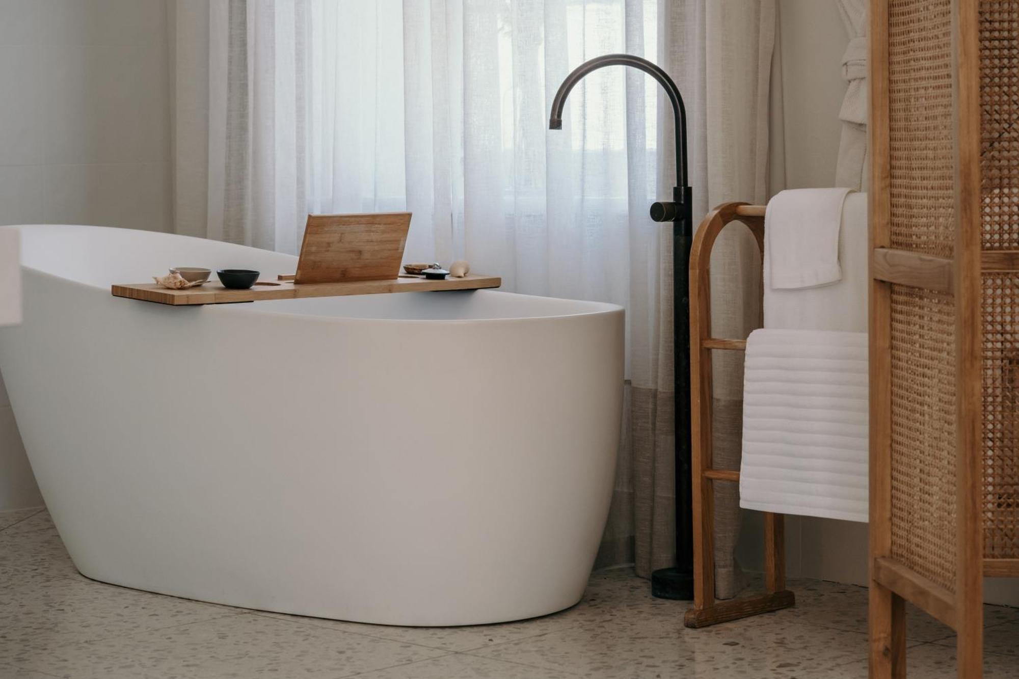 The Oak & Anchor Hotel Port Fairy Dış mekan fotoğraf A freestanding bathtub